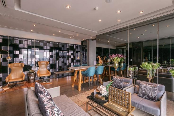 Salle de séjour élégante avec mobilier moderne dans un appartement à Building Sukhumvit 21 Road - nosbaan - 1382478 à Watthana, Bangkok Salle de séjour élégante avec mobilier moderne dans un appartement à Building Sukhumvit 21 Road - nosbaan - 1382478 à Watthana, Bangkok