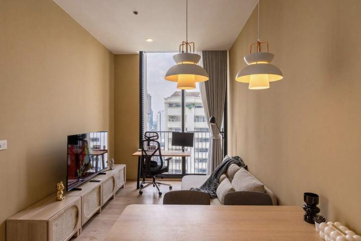 Elegante sala de estar con mobiliario moderno en un apartamento en Building Sukhumvit 19 Alley - nosbaan - 1526915 en Watthana, Bangkok Elegante sala de estar con mobiliario moderno en un apartamento en Building Sukhumvit 19 Alley - nosbaan - 1526915 en Watthana, Bangkok