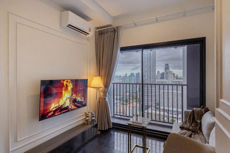 Bangkok WatthanaのBuilding Ekkamai 7 Alley - nosbaan - 1622245のアパートメントにある、モダンな家具を備えたエレガントなデザインのリビングルーム Bangkok WatthanaのBuilding Ekkamai 7 Alley - nosbaan - 1622245のアパートメントにある、モダンな家具を備えたエレガントなデザインのリビングルーム
