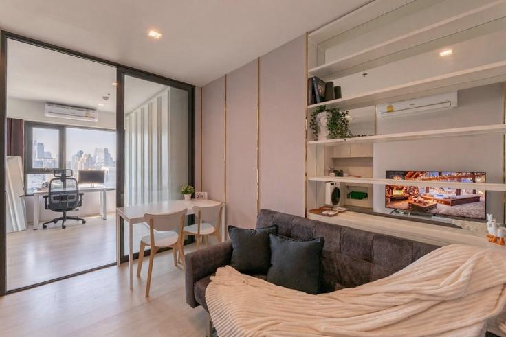 Pathum Wan, Bangkok에 위치한 Building Wireless Road - nosbaan - 1358014 유닛의 세련된 인테리어가 돋보이는 거실 Pathum Wan, Bangkok에 위치한 Building Wireless Road - nosbaan - 1358014 유닛의 세련된 인테리어가 돋보이는 거실