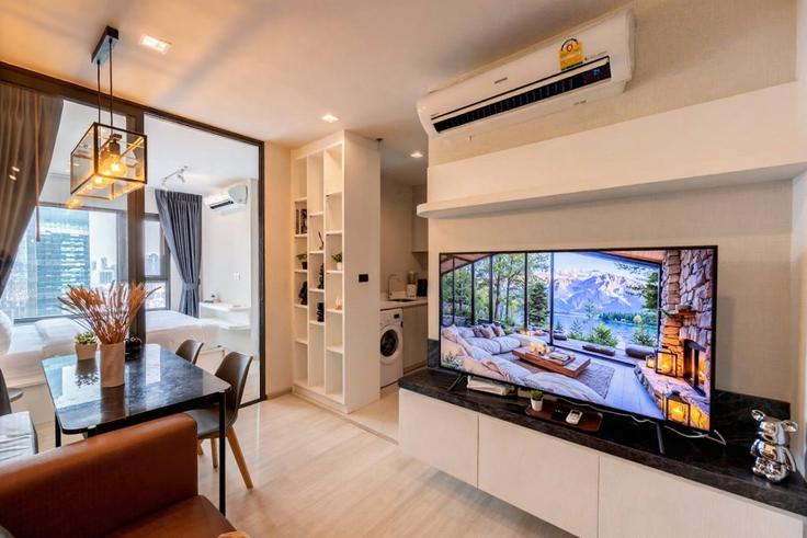 Pathum Wan, Bangkok에 위치한 Building Wireless Road - nosbaan - 1511797 유닛의 세련된 인테리어가 돋보이는 거실 Pathum Wan, Bangkok에 위치한 Building Wireless Road - nosbaan - 1511797 유닛의 세련된 인테리어가 돋보이는 거실