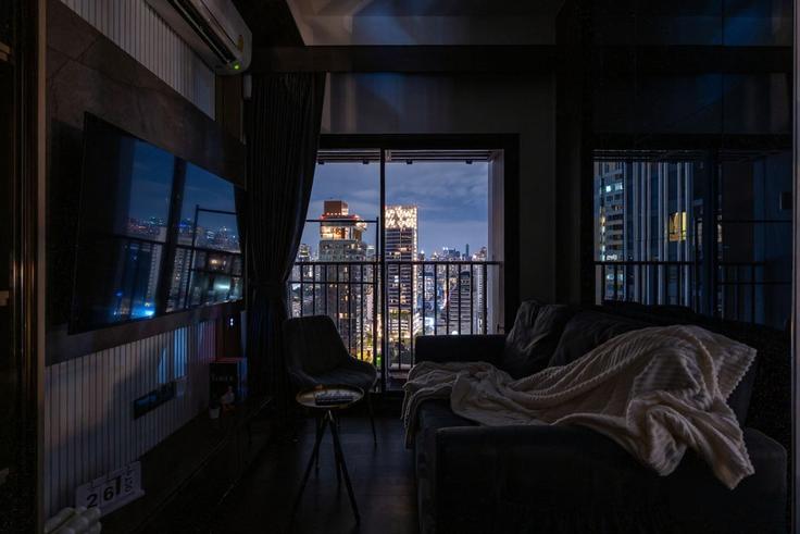 Salle de séjour élégante avec mobilier moderne dans un appartement à Building Soi Thong Lo 10 - nosbaan - 1336100 à Watthana, Bangkok Salle de séjour élégante avec mobilier moderne dans un appartement à Building Soi Thong Lo 10 - nosbaan - 1336100 à Watthana, Bangkok