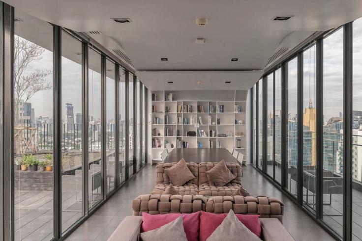 Salle de séjour élégante avec mobilier moderne dans un appartement à Building Soi Sukhumvit 23 - nosbaan - 1389281 à Watthana, Bangkok Salle de séjour élégante avec mobilier moderne dans un appartement à Building Soi Sukhumvit 23 - nosbaan - 1389281 à Watthana, Bangkok