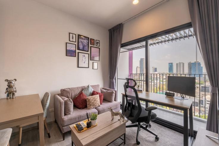 Building Soi Sukhumvit 63 - nosbaan - 1470527 adresindeki bir dairede modern mobilyalarla zarif bir şekilde tasarlanmış oturma odası Watthana, Bangkok Building Soi Sukhumvit 63 - nosbaan - 1470527 adresindeki bir dairede modern mobilyalarla zarif bir şekilde tasarlanmış oturma odası Watthana, Bangkok