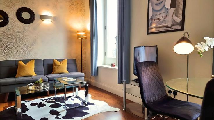 Salle de séjour élégante avec mobilier moderne dans un appartement à Building 111 Ladbroke Grove - notting-hill-rentals - 1472418 à Royal Borough of Kensington and Chelsea, London Salle de séjour élégante avec mobilier moderne dans un appartement à Building 111 Ladbroke Grove - notting-hill-rentals - 1472418 à Royal Borough of Kensington and Chelsea, London