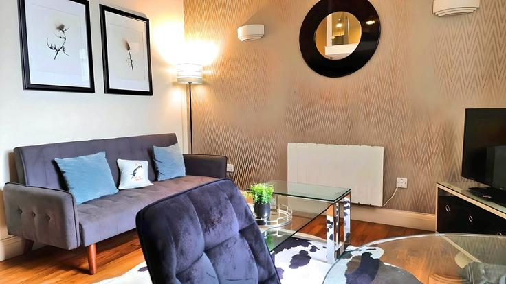 Salle de séjour élégante avec mobilier moderne dans un appartement à Building 111 Ladbroke Grove - notting-hill-rentals - 1472414 à Royal Borough of Kensington and Chelsea, London Salle de séjour élégante avec mobilier moderne dans un appartement à Building 111 Ladbroke Grove - notting-hill-rentals - 1472414 à Royal Borough of Kensington and Chelsea, London