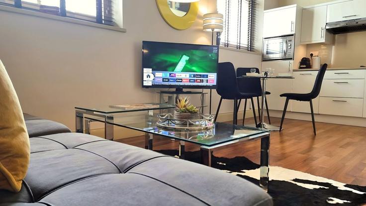 Elegante sala de estar con mobiliario moderno en un apartamento en Building 111 Ladbroke Grove - notting-hill-rentals - 1472417 en Royal Borough of Kensington and Chelsea, London