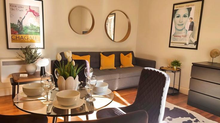 Elegante sala de estar con mobiliario moderno en un apartamento en Building 111 Ladbroke Grove - notting-hill-rentals - 1472419 en Royal Borough of Kensington and Chelsea, London