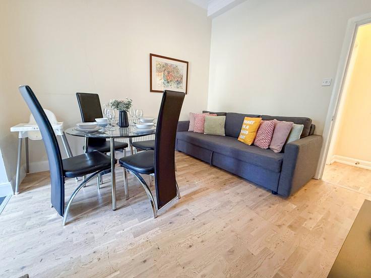 Sala de estar elegantemente projetada com móveis modernos em um apartamento no Building Finsbury Park Road - nournest-apartments - 1547280 em London Borough of Haringey, London