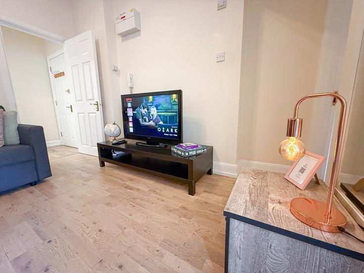 London Borough of Haringey, London에 위치한 Building Finsbury Park Road - nournest-apartments - 1547280 유닛의 세련된 인테리어가 돋보이는 거실