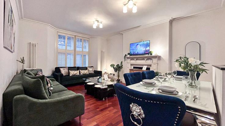 Salle de séjour élégante avec mobilier moderne dans un appartement à Building Montagu Mansions - nournest-apartments - 1547298 à City of Westminster, London