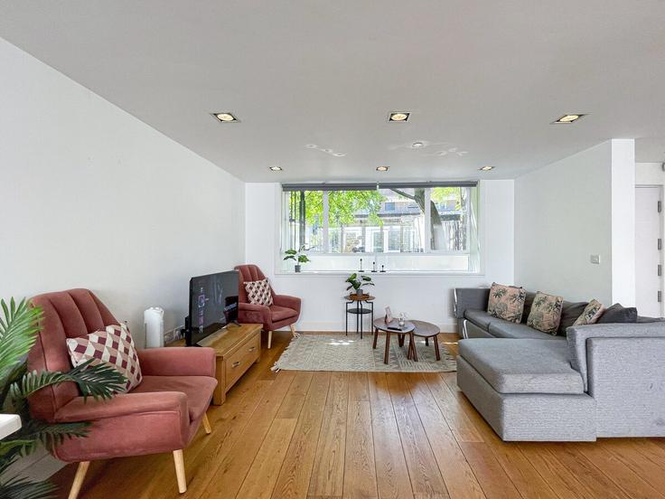 Sala de estar elegantemente projetada com móveis modernos em um apartamento no Building Hartham Road - nournest-apartments - 1547279 em London Borough of Islington, London