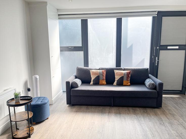 Sala de estar elegantemente projetada com móveis modernos em um apartamento no Building Highbury Station Road - nournest-apartments - 1547282 em London Borough of Islington, London Sala de estar elegantemente projetada com móveis modernos em um apartamento no Building Highbury Station Road - nournest-apartments - 1547282 em London Borough of Islington, London