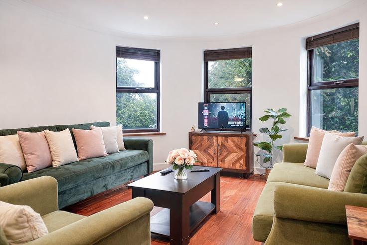 London Borough of Haringey, London에 위치한 Building Shepherds Hill - nournest-apartments - 1547285 유닛의 세련된 인테리어가 돋보이는 거실