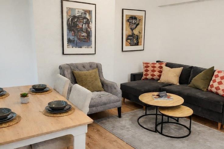 Sala de estar elegantemente projetada com móveis modernos em um apartamento no Building Green Lanes - nournest-apartments - 1550027 em London Borough of Haringey, London Sala de estar elegantemente projetada com móveis modernos em um apartamento no Building Green Lanes - nournest-apartments - 1550027 em London Borough of Haringey, London