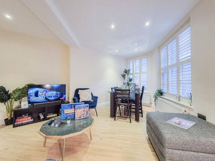 Sala de estar elegantemente projetada com móveis modernos em um apartamento no Building Saint George's Drive - nournest-apartments - 1547277 em City of Westminster, London
