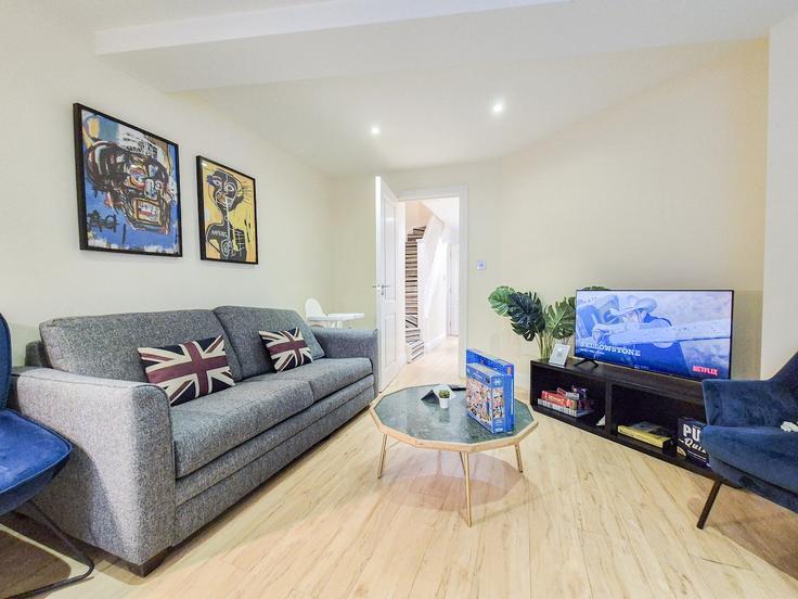 Sala de estar elegantemente projetada com móveis modernos em um apartamento no Building Saint George's Drive - nournest-apartments - 1547277 em City of Westminster, London