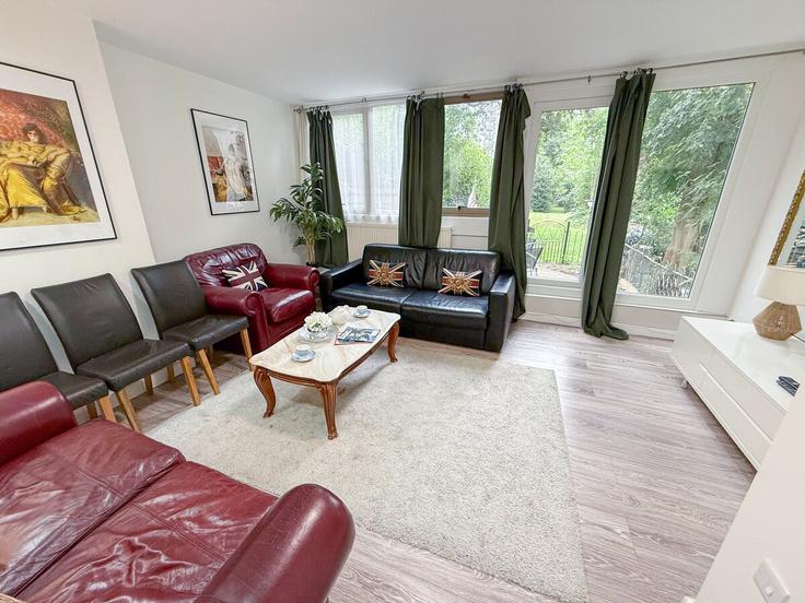 Elegante sala de estar con mobiliario moderno en un apartamento en Building Hall Road - nournest-apartments - 1547293 en City of Westminster, London