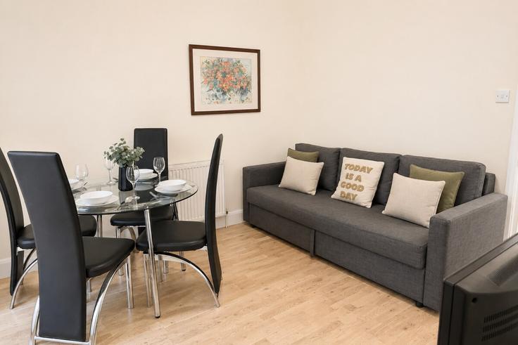 London Borough of Haringey, London에 위치한 Building Monsell Road - nournest-apartments - 1570323 유닛의 세련된 인테리어가 돋보이는 거실 London Borough of Haringey, London에 위치한 Building Monsell Road - nournest-apartments - 1570323 유닛의 세련된 인테리어가 돋보이는 거실