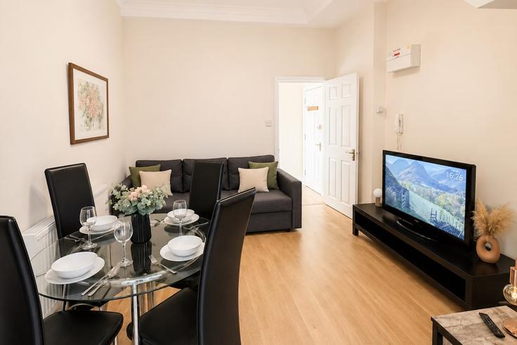 Sala de estar elegantemente projetada com móveis modernos em um apartamento no Building Monsell Road - nournest-apartments - 1570323 em London Borough of Haringey, London
