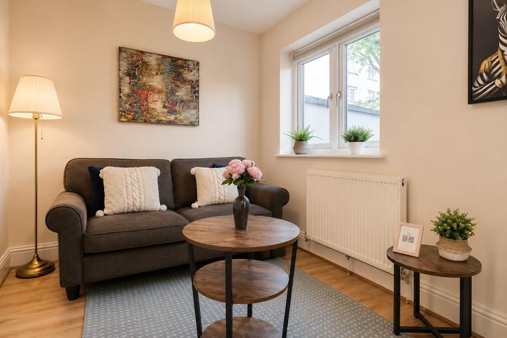 Elegante sala de estar con mobiliario moderno en un apartamento en Building Broadwood Terrace - nournest-apartments - 1578254 en Royal Borough of Kensington and Chelsea, London