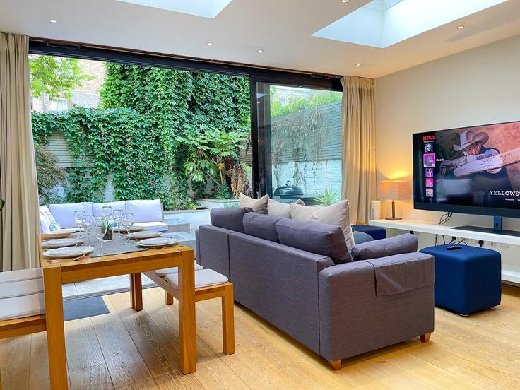 London Borough of Hammersmith and Fulham, London에 위치한 Building Melrose Terrace - nournest-apartments - 1584913 유닛의 세련된 인테리어가 돋보이는 거실 London Borough of Hammersmith and Fulham, London에 위치한 Building Melrose Terrace - nournest-apartments - 1584913 유닛의 세련된 인테리어가 돋보이는 거실