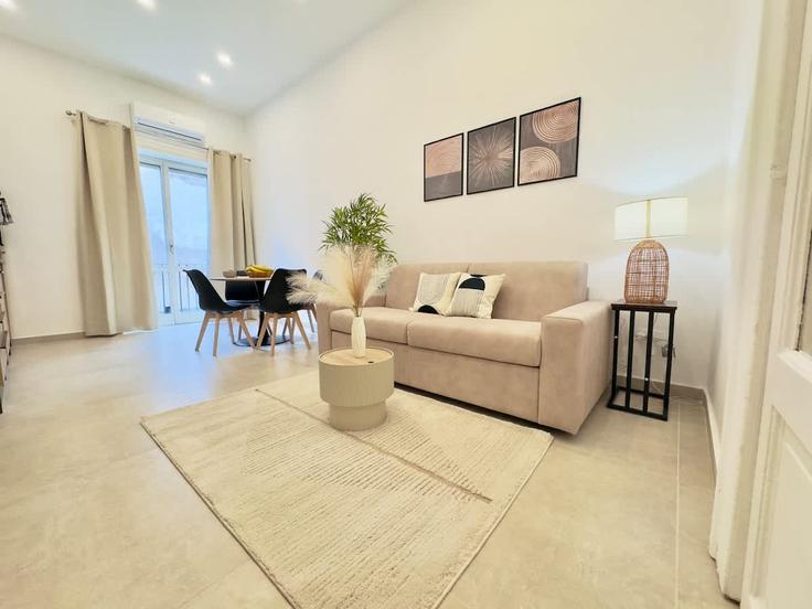 Building Via Pallonetto Santa Lucia - nova-accommodations - 1603133 adresindeki bir dairede modern mobilyalarla zarif bir şekilde tasarlanmış oturma odası Naples, Naples