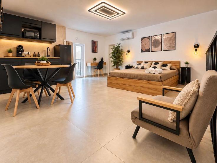 Building Via Pallonetto Santa Lucia - nova-accommodations - 1603123 adresindeki bir dairede modern mobilyalarla zarif bir şekilde tasarlanmış oturma odası Naples, Naples