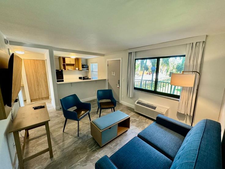 Elegant gestaltetes Wohnzimmer mit moderner Einrichtung in einer Wohnung im Building Federal Highway - nova-resort - 1514260 in Boynton Beach, Boynton Beach