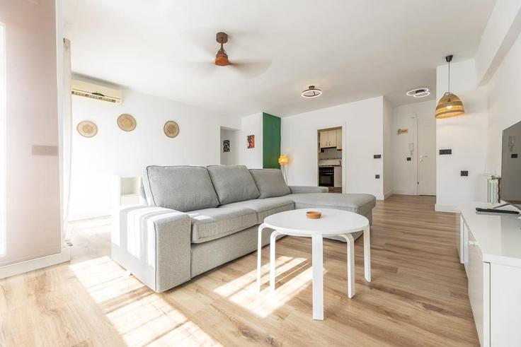 Sala de estar elegantemente projetada com móveis modernos em um apartamento no Building Carrer de la Dama d'Elx - nova-spaces - 1294509 - MAD em Camins al Grau, Valencia