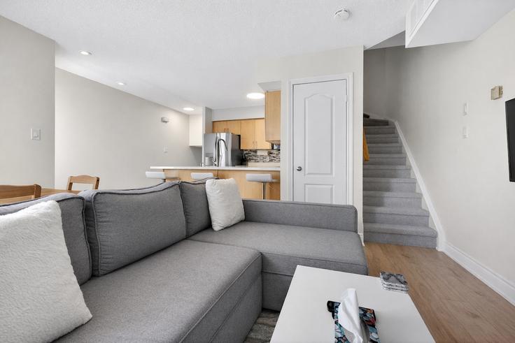 Salle de séjour élégante avec mobilier moderne dans un appartement à Building Sudbury Street - novacancy - 1556397 à Old Toronto, Toronto