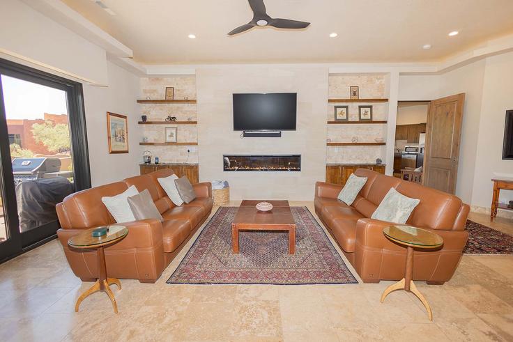Salle de séjour élégante avec mobilier moderne dans un appartement à Building West Sinagua Trail - novara-nightly-rentals - 1639678 à St. George, St. George
