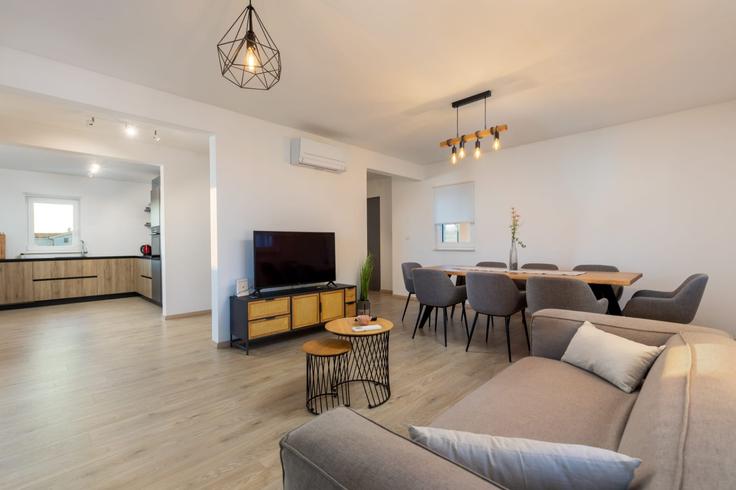 Sala de estar elegantemente projetada com móveis modernos em um apartamento no Building Sv. Lovreč Labinski - nowarent - 1363936 em Sveti Lovreč Labinski, Sveti Lovreč Labinski Sala de estar elegantemente projetada com móveis modernos em um apartamento no Building Sv. Lovreč Labinski - nowarent - 1363936 em Sveti Lovreč Labinski, Sveti Lovreč Labinski