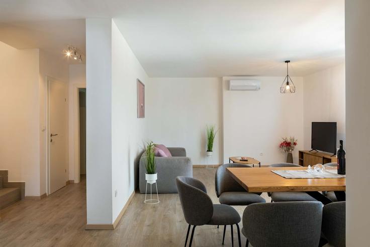 Sala de estar elegantemente projetada com móveis modernos em um apartamento no Building Diminići - nowarent - 1363937 em Sveti Lovreč Labinski, Sveti Lovreč Labinski Sala de estar elegantemente projetada com móveis modernos em um apartamento no Building Diminići - nowarent - 1363937 em Sveti Lovreč Labinski, Sveti Lovreč Labinski