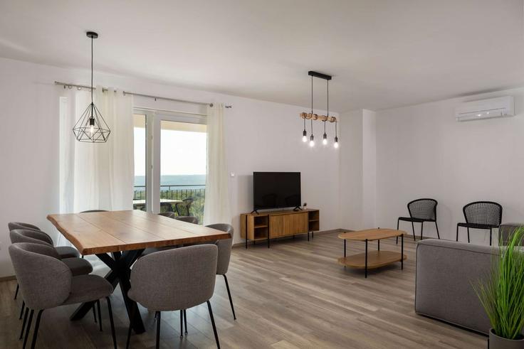 Sala de estar elegantemente projetada com móveis modernos em um apartamento no Building Diminići - nowarent - 1363939 em Sveti Lovreč Labinski, Sveti Lovreč Labinski Sala de estar elegantemente projetada com móveis modernos em um apartamento no Building Diminići - nowarent - 1363939 em Sveti Lovreč Labinski, Sveti Lovreč Labinski