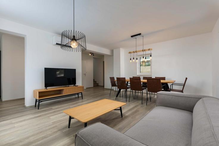 Sala de estar elegantemente projetada com móveis modernos em um apartamento no Building Diminići - nowarent - 1363941 em Sveti Lovreč Labinski, Sveti Lovreč Labinski Sala de estar elegantemente projetada com móveis modernos em um apartamento no Building Diminići - nowarent - 1363941 em Sveti Lovreč Labinski, Sveti Lovreč Labinski