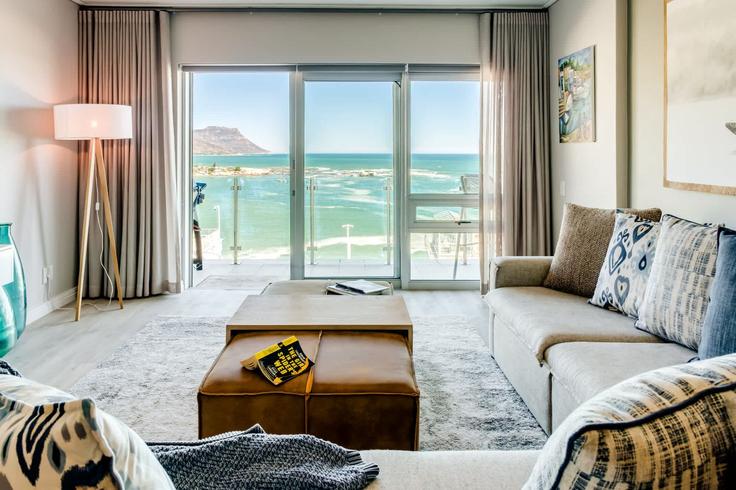 Salle de séjour élégante avec mobilier moderne dans un appartement à Building Victoria Road - nox-cape-town - 1541516 à De Waterkant, Cape Town Salle de séjour élégante avec mobilier moderne dans un appartement à Building Victoria Road - nox-cape-town - 1541516 à De Waterkant, Cape Town