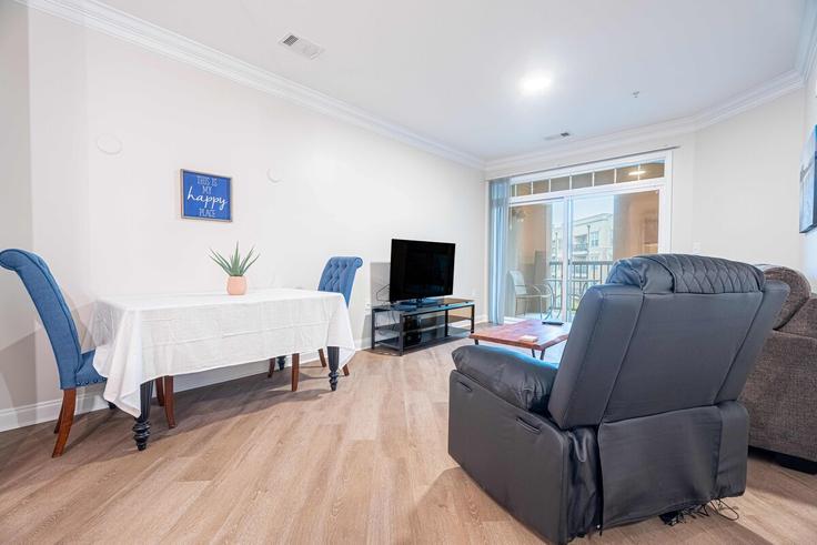 Elegant gestaltetes Wohnzimmer mit moderner Einrichtung in einer Wohnung im Building Renaissance Park Place - nps - 1593936 in Cary, Cary Elegant gestaltetes Wohnzimmer mit moderner Einrichtung in einer Wohnung im Building Renaissance Park Place - nps - 1593936 in Cary, Cary