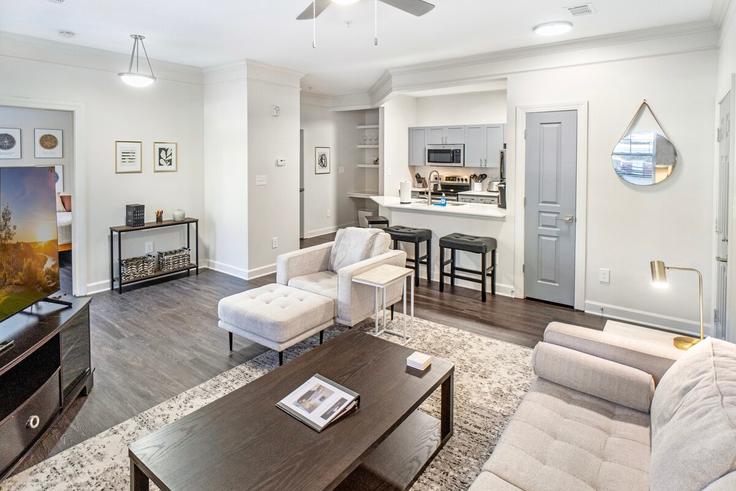 Sala de estar elegantemente projetada com móveis modernos em um apartamento no Building Scarlet Sky Lane - nps - 1225813 - USA em Cary, Cary Sala de estar elegantemente projetada com móveis modernos em um apartamento no Building Scarlet Sky Lane - nps - 1225813 - USA em Cary, Cary