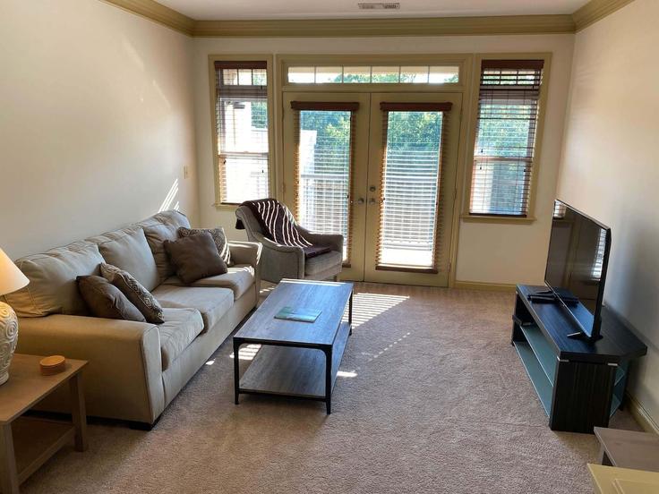 Sala de estar elegantemente projetada com móveis modernos em um apartamento no Building Renaissance Park Place - nps - 1225910 - USA em Cary, Cary Sala de estar elegantemente projetada com móveis modernos em um apartamento no Building Renaissance Park Place - nps - 1225910 - USA em Cary, Cary