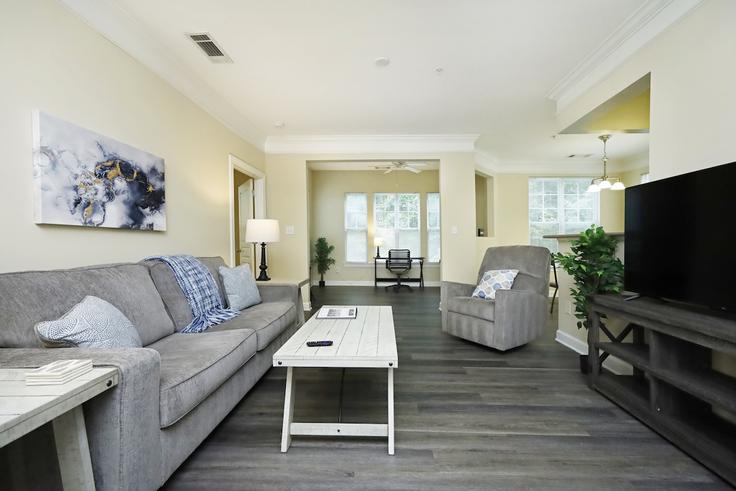 Sala de estar elegantemente projetada com móveis modernos em um apartamento no Building Brisbane Woods Way - nps - 1225811 - USA em Cary, Cary Sala de estar elegantemente projetada com móveis modernos em um apartamento no Building Brisbane Woods Way - nps - 1225811 - USA em Cary, Cary