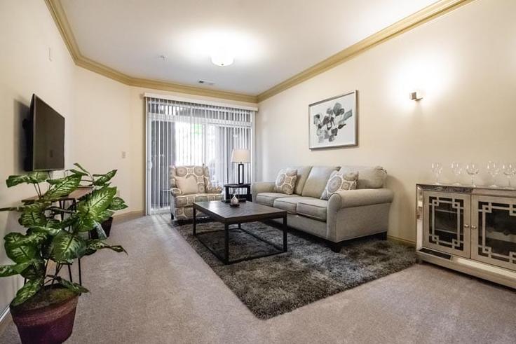 Sala de estar elegantemente projetada com móveis modernos em um apartamento no Building United States - nps - 1286432 em Cary, Cary Sala de estar elegantemente projetada com móveis modernos em um apartamento no Building United States - nps - 1286432 em Cary, Cary