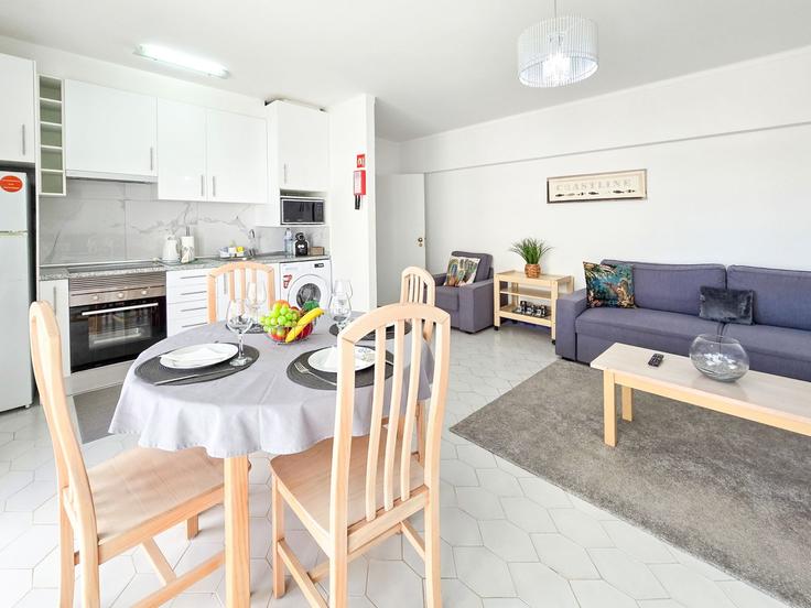 Portimão PortimãoのBuilding Avenida Tomás Cabreira - nuris2u-lda - 1337428のアパートメントにある、モダンな家具を備えたエレガントなデザインのリビングルーム Portimão PortimãoのBuilding Avenida Tomás Cabreira - nuris2u-lda - 1337428のアパートメントにある、モダンな家具を備えたエレガントなデザインのリビングルーム