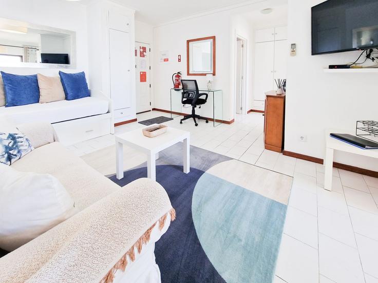 Elegante sala de estar con mobiliario moderno en un apartamento en Building Rua António Feu - nuris2u-lda - 1337431 en Portimão, Portimão