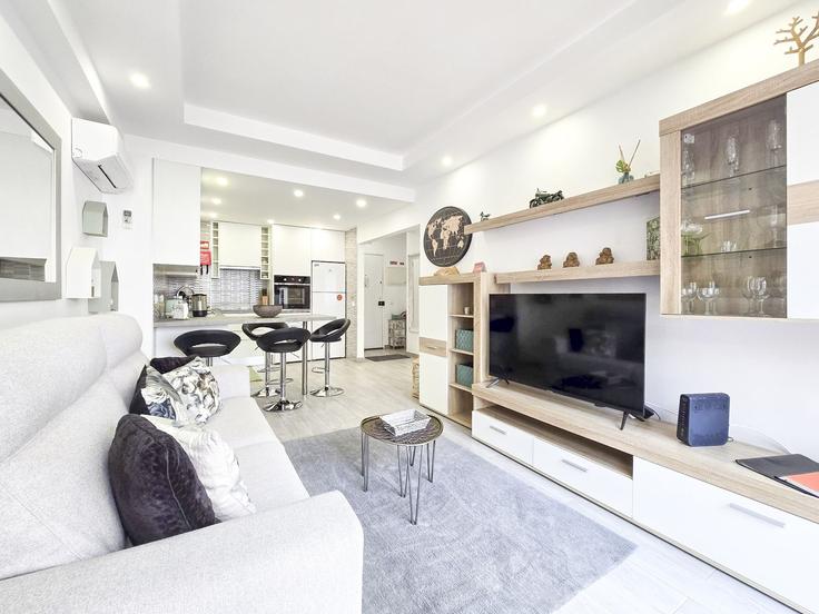 Elegante sala de estar con mobiliario moderno en un apartamento en Building Camacho Brito - nuris2u-lda - 1337459 en Portimão, Portimão