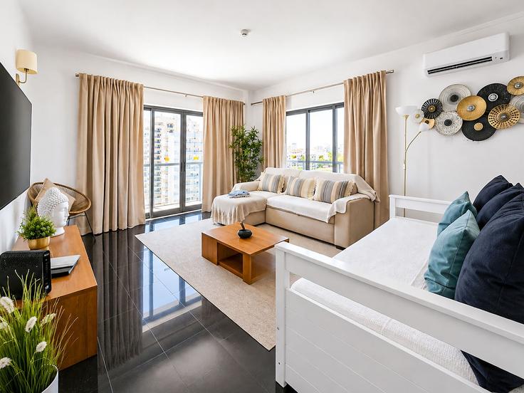 Elegante sala de estar con mobiliario moderno en un apartamento en Building Rua do Sol - nuris2u-lda - 1337445 en Portimão, Portimão Elegante sala de estar con mobiliario moderno en un apartamento en Building Rua do Sol - nuris2u-lda - 1337445 en Portimão, Portimão