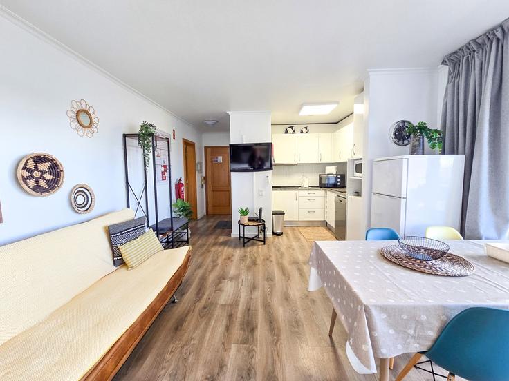 Portimão, Portimão 소재 Building Avenida das Comunidades Lusíadas - nuris2u-lda - 1337455 유닛에 마련된, 현대적인 가구로 꾸며진 우아한 디자인의 거실 Portimão, Portimão 소재 Building Avenida das Comunidades Lusíadas - nuris2u-lda - 1337455 유닛에 마련된, 현대적인 가구로 꾸며진 우아한 디자인의 거실