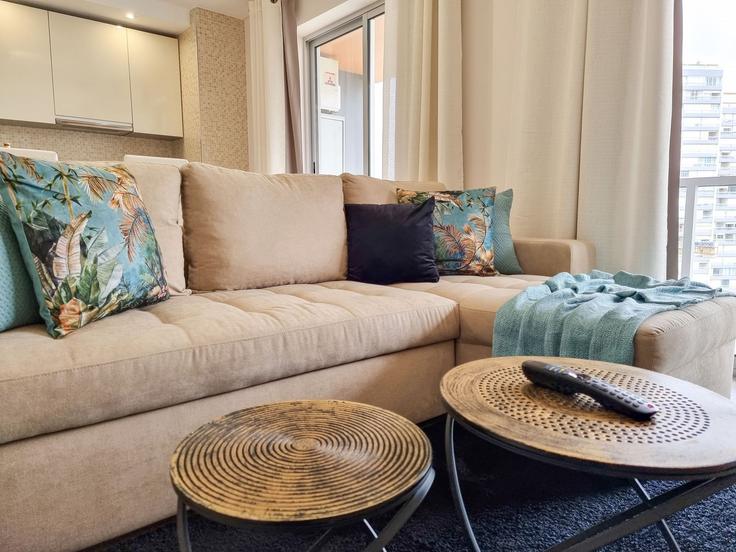 Portimão PortimãoのBuilding Rua do Sol - nuris2u-lda - 1337481のアパートメントにある、モダンな家具を備えたエレガントなデザインのリビングルーム Portimão PortimãoのBuilding Rua do Sol - nuris2u-lda - 1337481のアパートメントにある、モダンな家具を備えたエレガントなデザインのリビングルーム