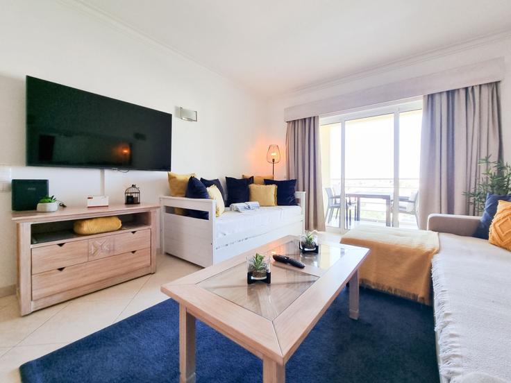 Alvor AlvorのBuilding Rua Cesário Verde - nuris2u-lda - 1337478のアパートメントにある、モダンな家具を備えたエレガントなデザインのリビングルーム