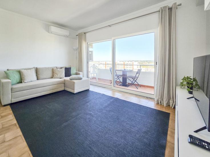 Elegante sala de estar con mobiliario moderno en un apartamento en Building Rua Engenheiro Francisco Bívar - nuris2u-lda - 1337461 en Portimão, Portimão